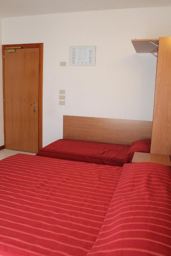 Hotel Vienna Каорле Екстериор снимка
