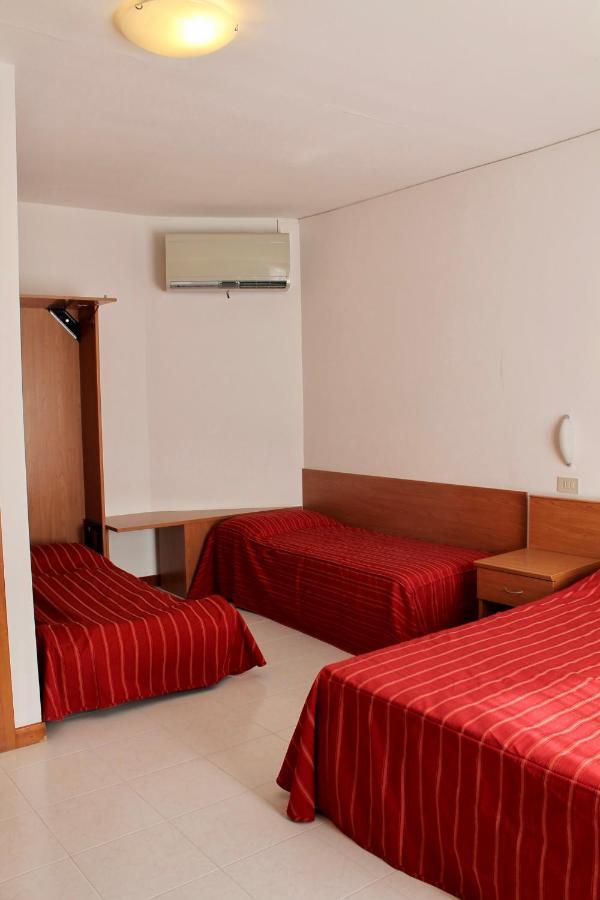 Hotel Vienna Каорле Екстериор снимка