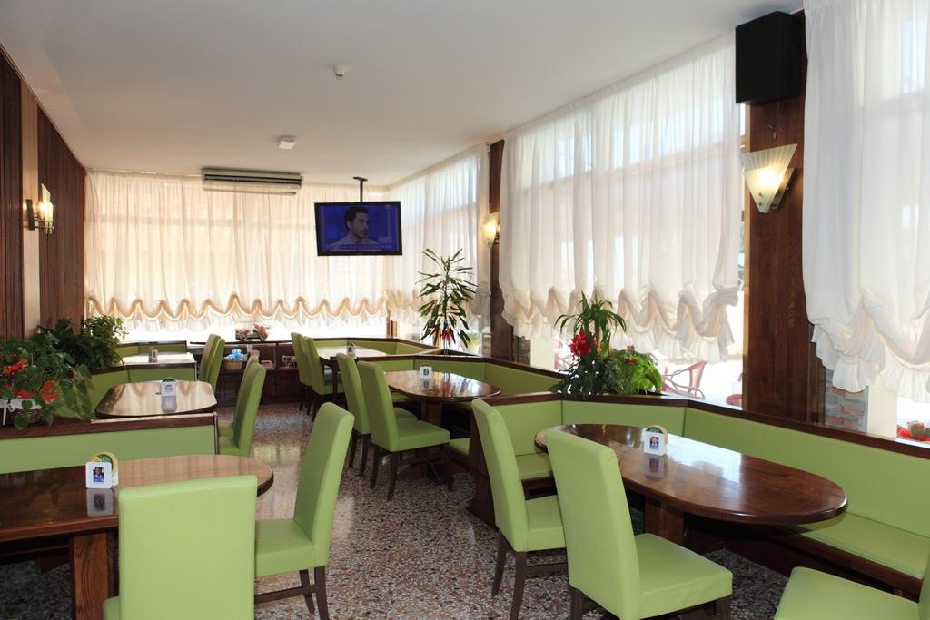 Hotel Vienna Каорле Екстериор снимка