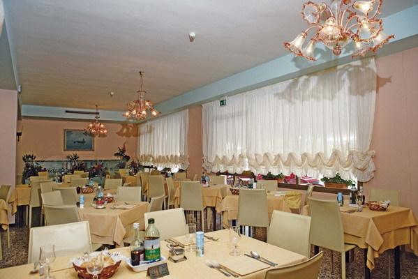 Hotel Vienna Каорле Екстериор снимка