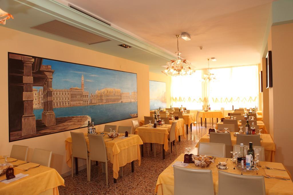 Hotel Vienna Каорле Екстериор снимка