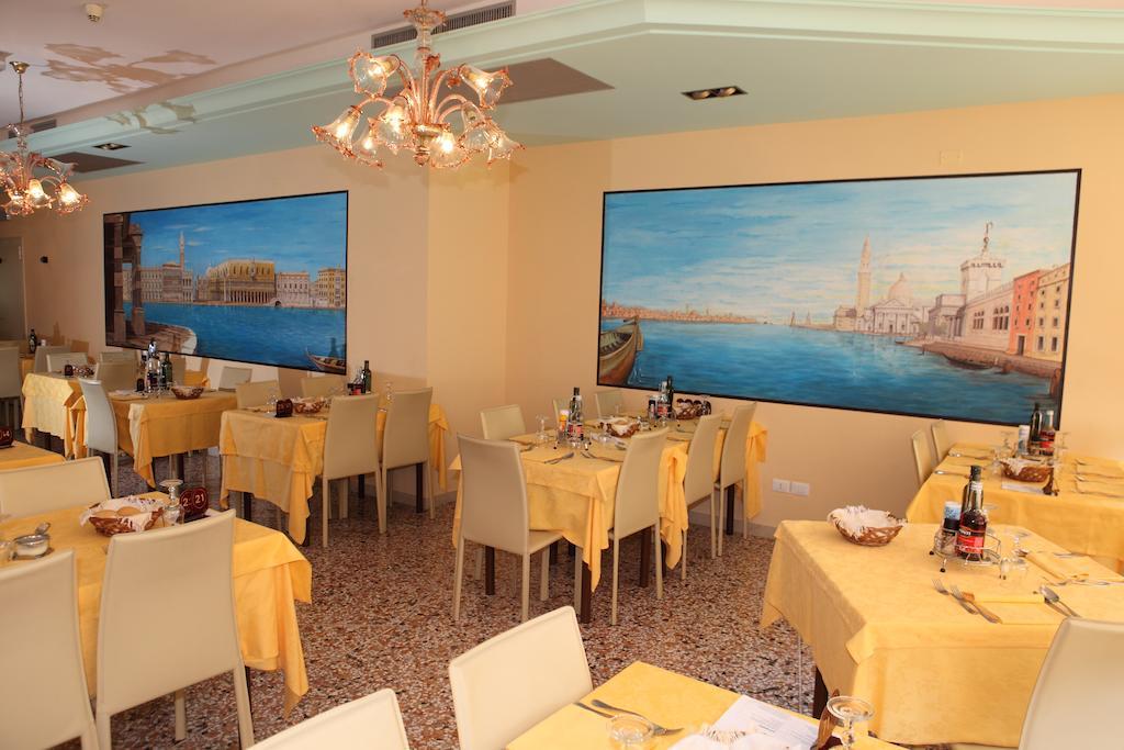 Hotel Vienna Каорле Екстериор снимка
