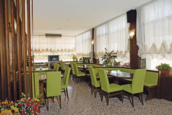 Hotel Vienna Каорле Екстериор снимка