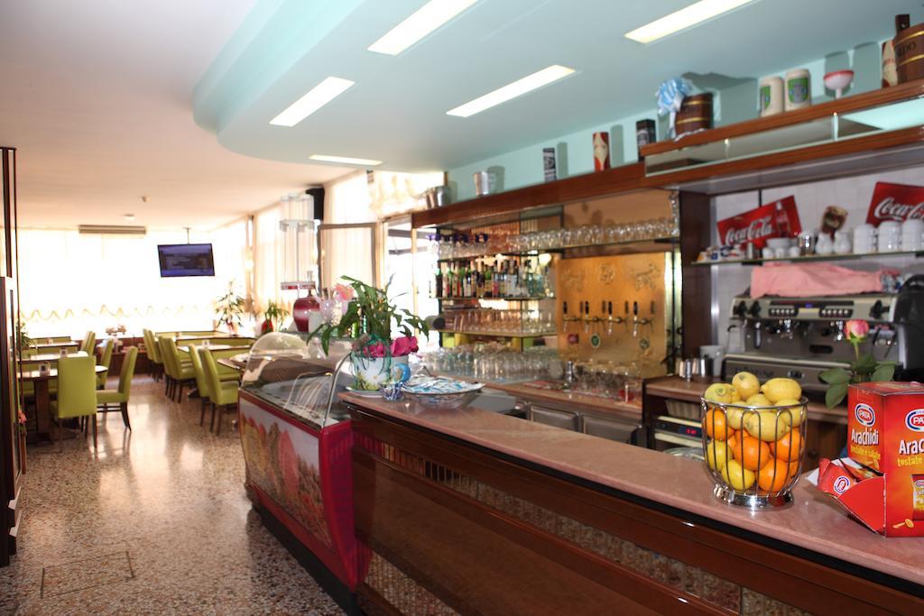 Hotel Vienna Каорле Екстериор снимка
