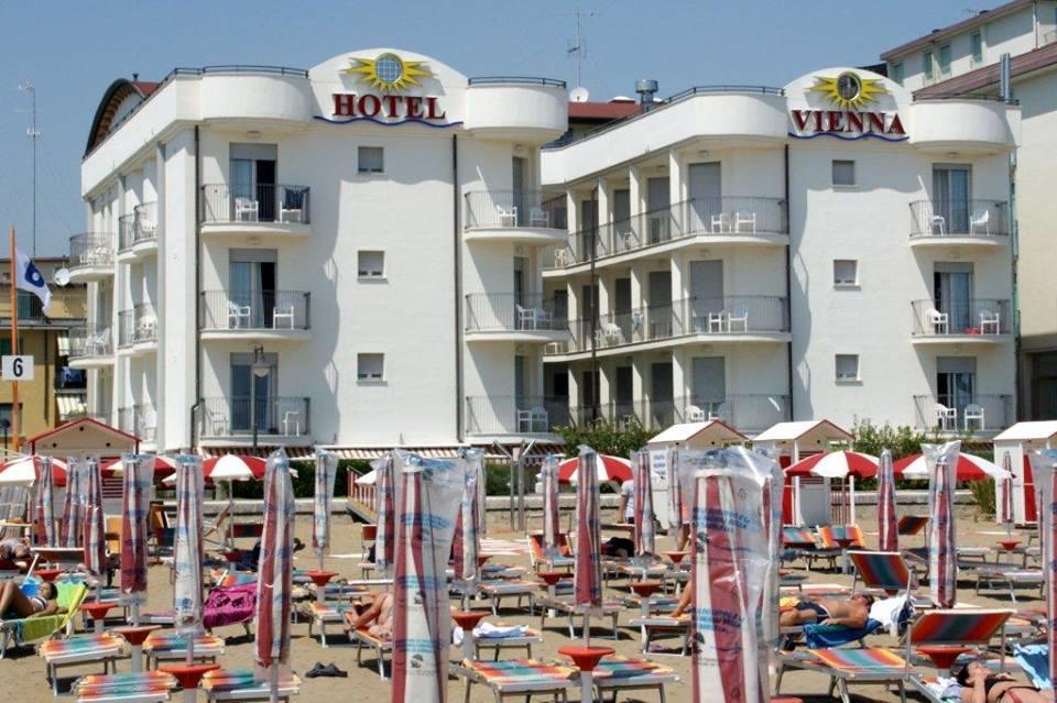 Hotel Vienna Каорле Екстериор снимка