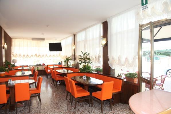 Hotel Vienna Каорле Екстериор снимка
