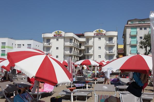 Hotel Vienna Каорле Екстериор снимка